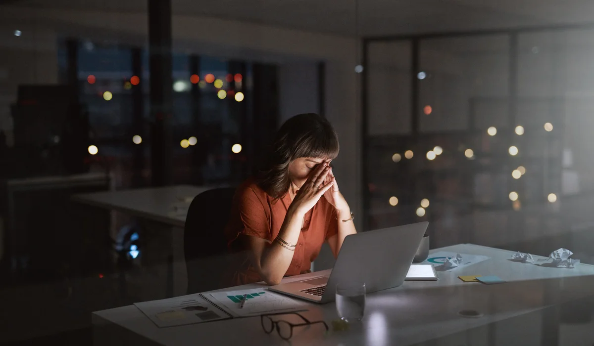 Стало известно, сколько казахстанцев работает сверхурочно