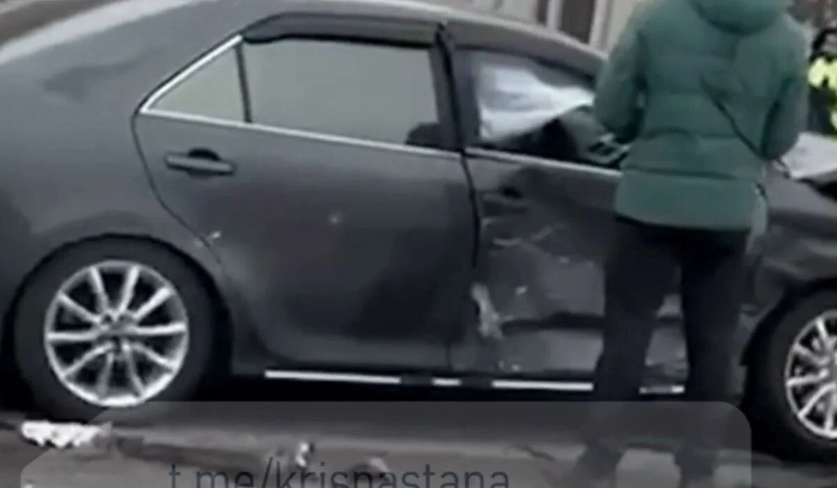 Toyota после столкновения с Geely сбила пешеходов в центре Астаны (ВИДЕО)