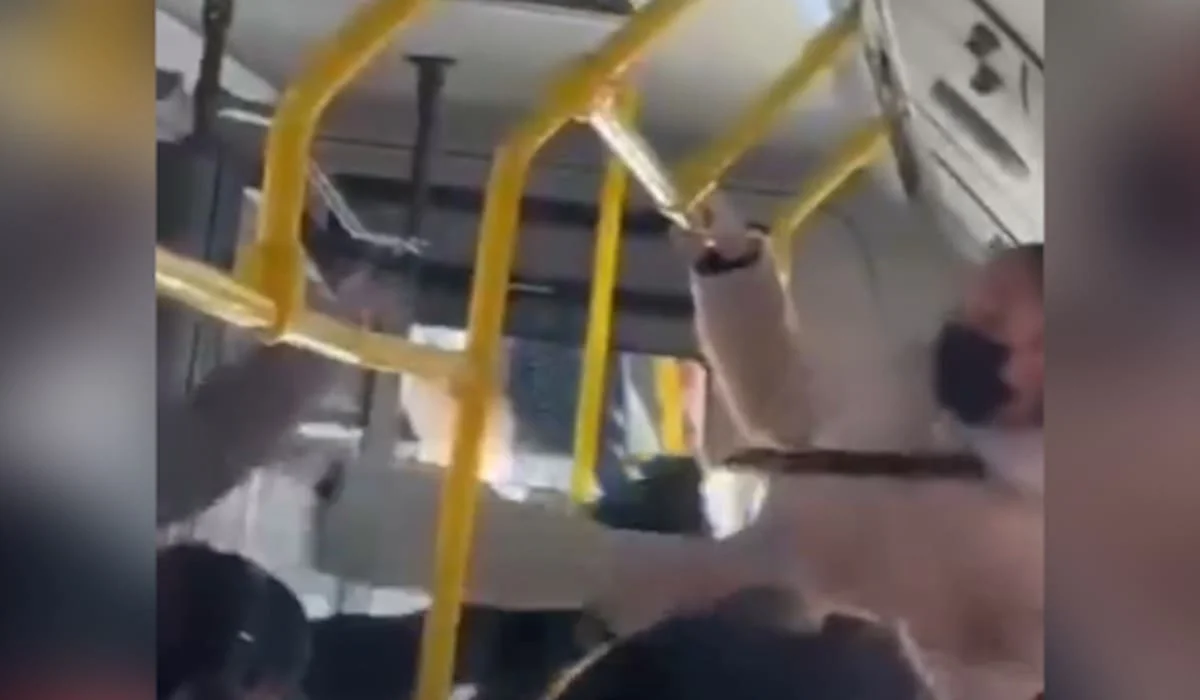 Пассажирки устроили драку с ударами ног в автобусе в Алматы (ВИДЕО)