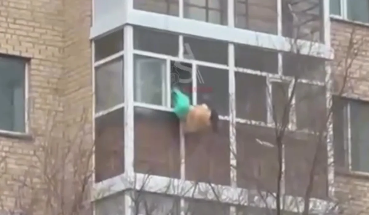 Полицейские предотвратили падение девушки с 5-го этажа в Астане (ВИДЕО)