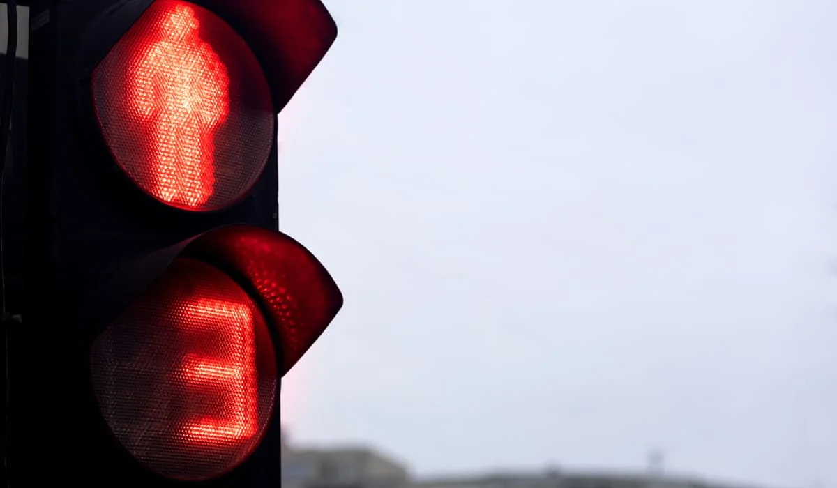 Выбежала на красный свет: девочка угодила под колеса автобуса в Караганде