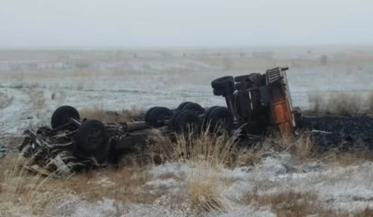 КамАЗ опрокинулся в кювет: двое погибли на трассе Павлодар – Кызылорда