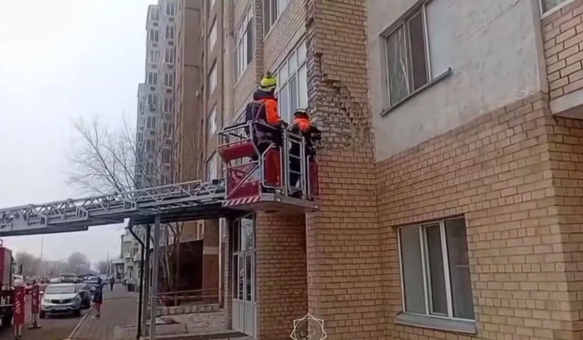 Облицовка фасада многоэтажного дома едва не обрушилась в Астане (ВИДЕО)