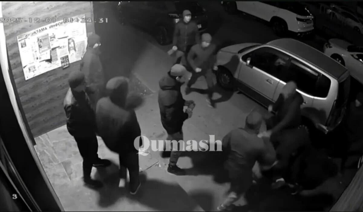 Толпа жестоко избила прохожего близ Алматы: кадры нападения шокировали сеть