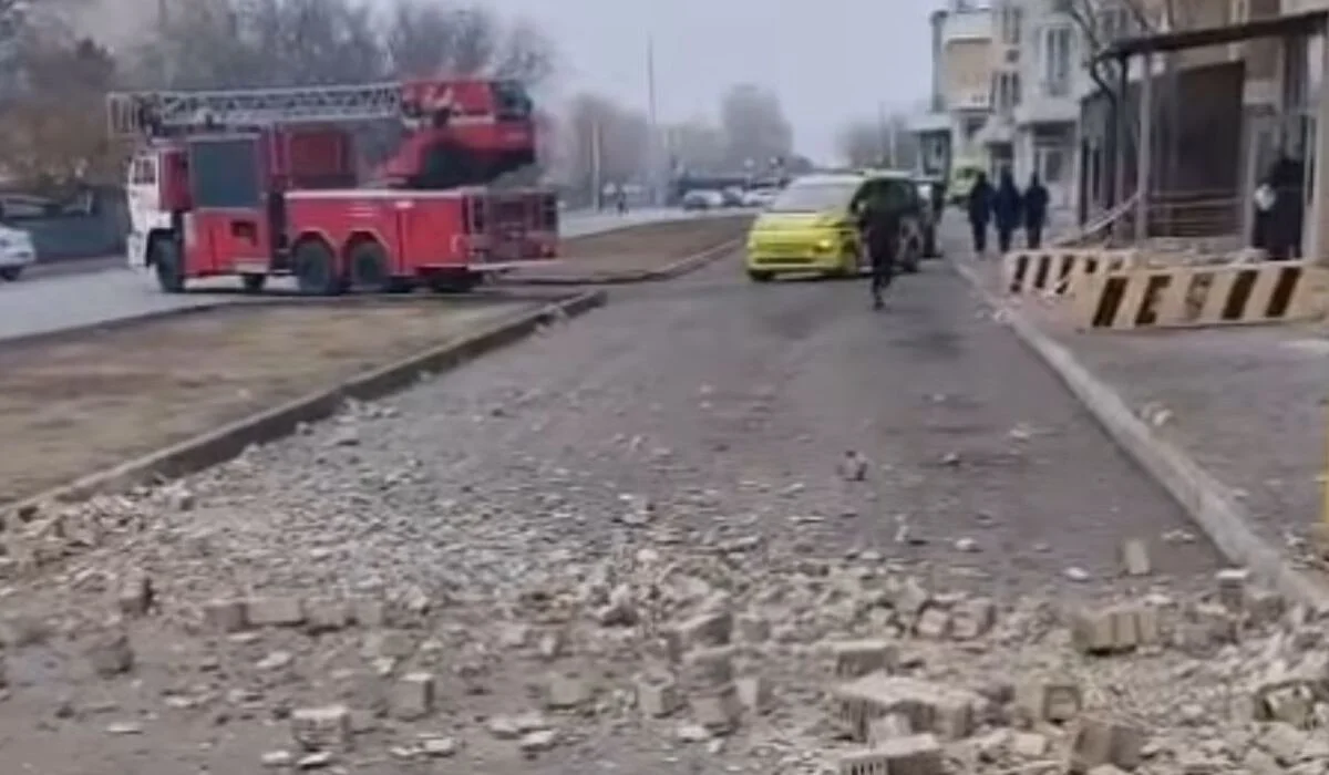 «Смотрите по сторонам!»: жители дома в Астане жалуются на падающую облицовку