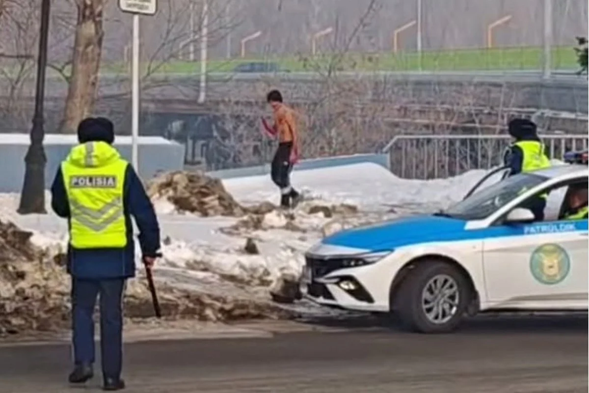 Полуголый окровавленный парень с ножом бегал по набережной в Усть-Каменогорске