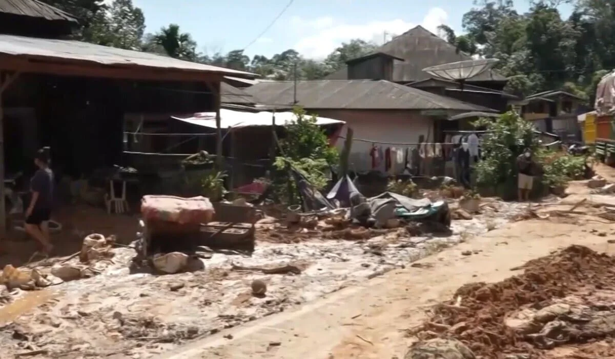 Число жертв наводнения в Индонезии достигло 702