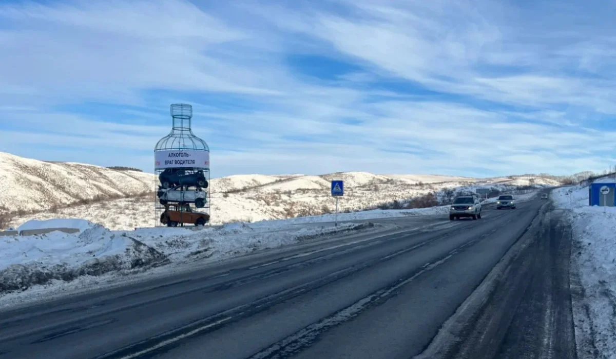 Водительский кошмар в бутылке: жуткий арт-объект с ДТП появился у трассы в ВКО