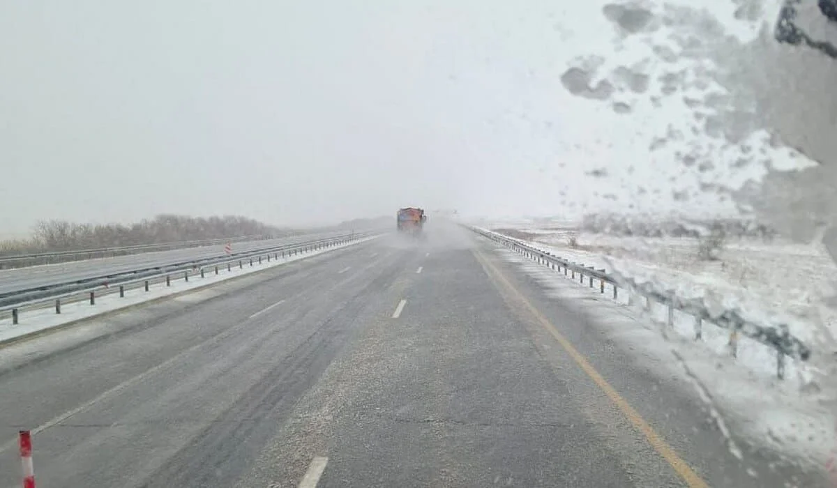 Гололед и ограниченная видимость: на дорогах в 10 областях Казахстана ухудшится погода
