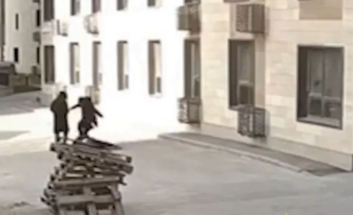 Видео нападения в Алматы: мужчину жестоко избили во дворе жилого комплекса