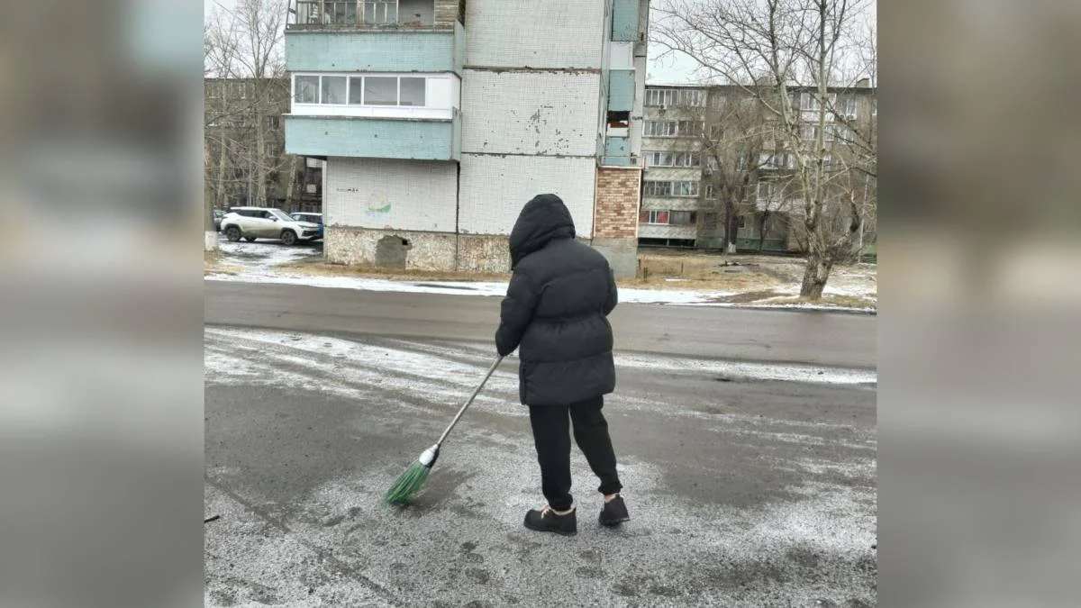 Поссорившуюся с подругой девушку отправили подметать улицы в Экибастузе