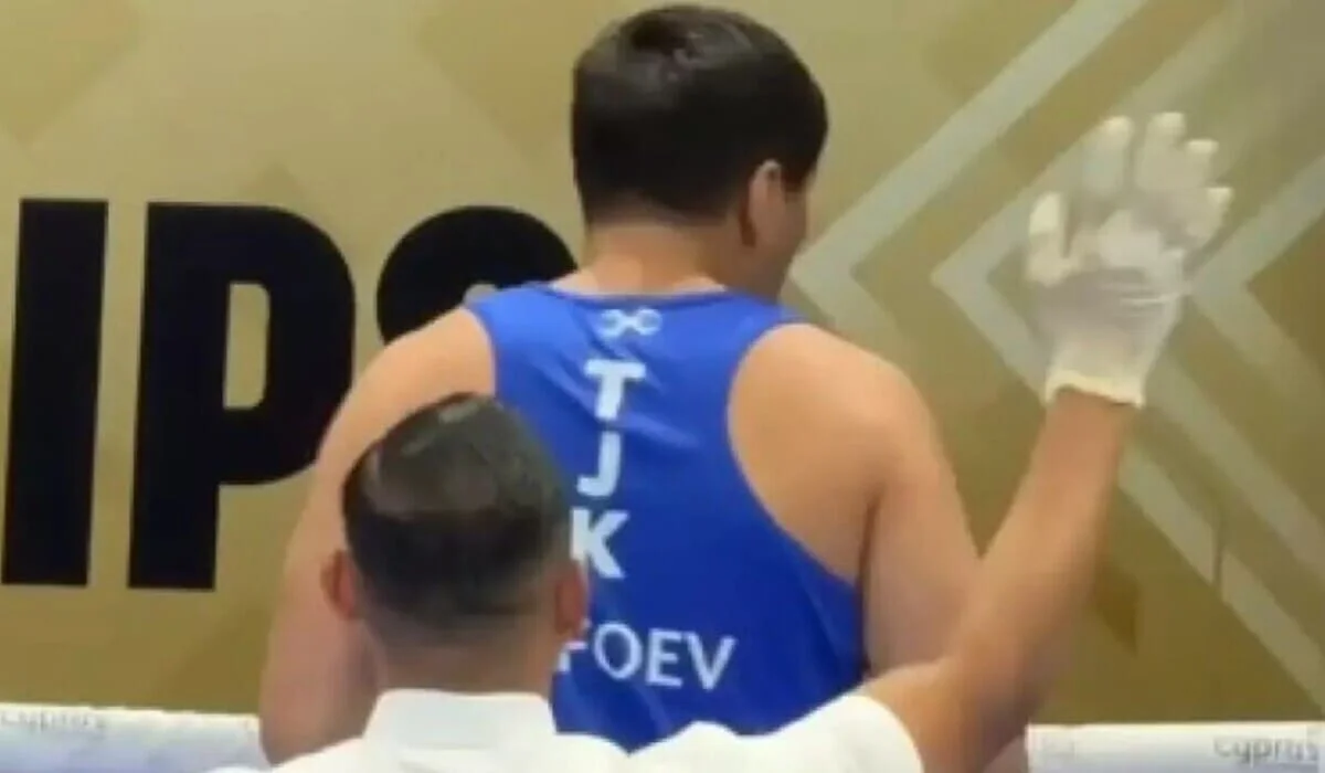 Казахстанец с блестящего нокаута начал путь на чемпионате мира IBA в Дубае