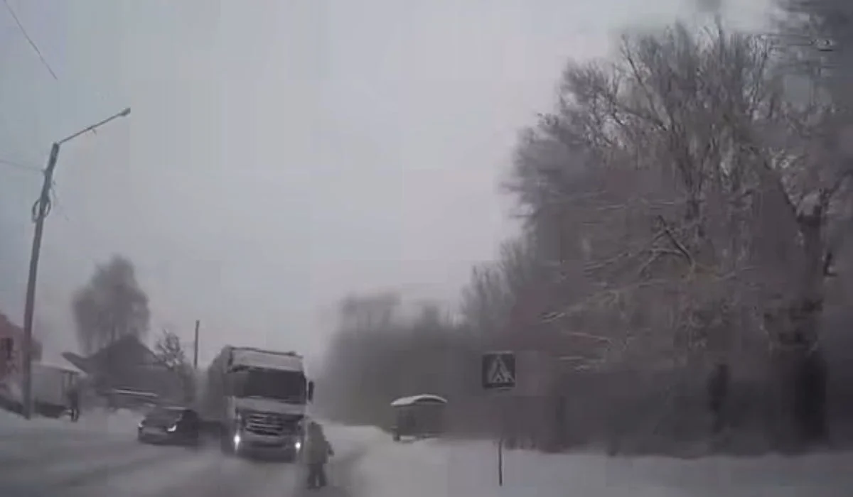 Грузовик сбил женщину на пешеходном переходе в Усть-Каменогорске (ВИДЕО)