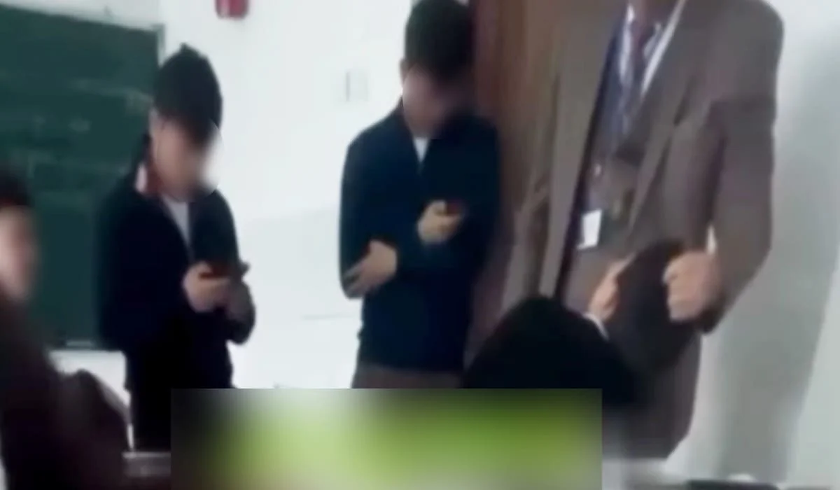 Держал за волосы: учитель бил ученика на уроке в Алматинской области (ВИДЕО)