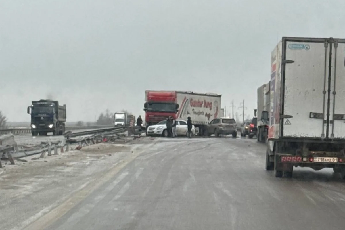 Двое пострадали при столкновении фуры и легковых авто в Акмолинской области