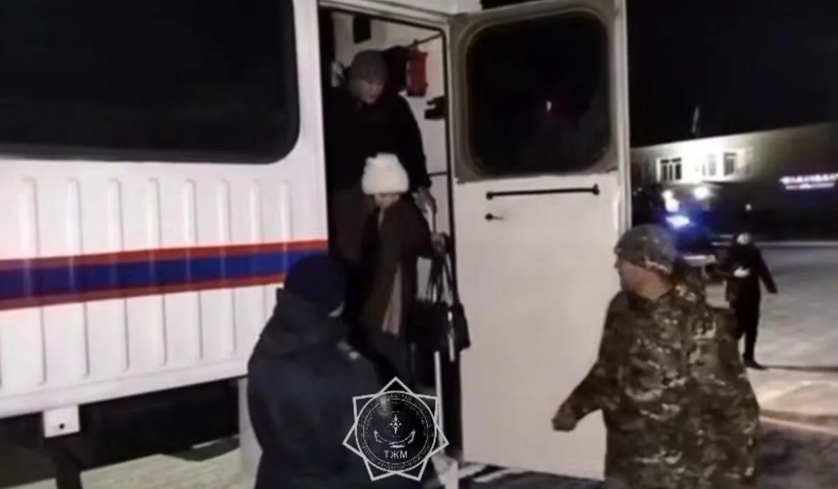 53 человека, застрявших на трассе в степи, спасли в Актюбинской области (ВИДЕО)