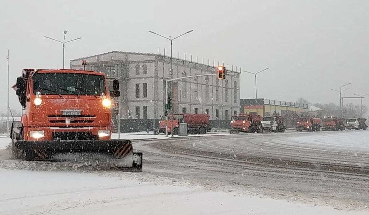 Снегопад в Астане: в уборке улиц задействованы больше тысячи единиц спецтехники (ВИДЕО)