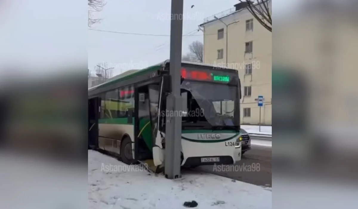 Автобус с пассажирами врезался в столб в Астане (ВИДЕО)