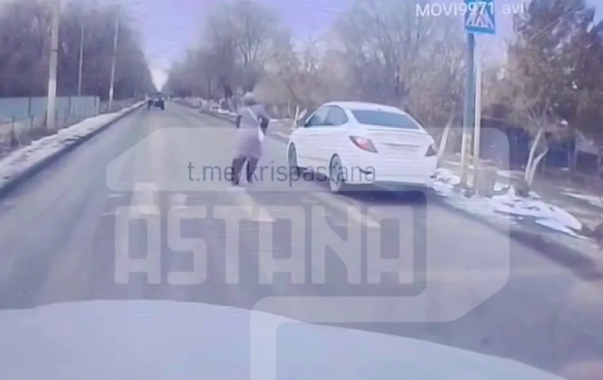 Водитель на полной скорости сбил школьницу на «зебре» в Актобе (ВИДЕО)