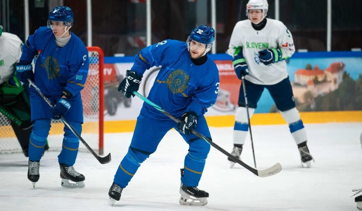 Молодежная хоккейная сборная Казахстана одержала первую победу на ЧМ