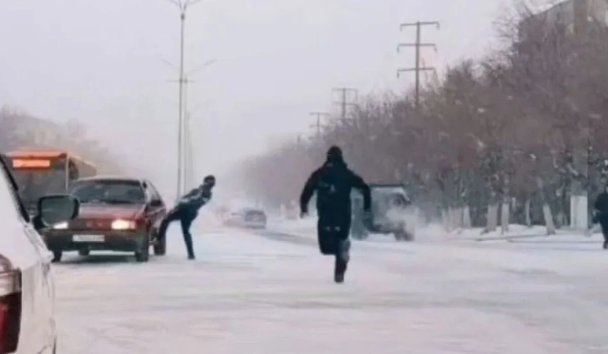 Полицейские предотвратили повторное ДТП, едва не попав под машину в Темиртау (ВИДЕО)