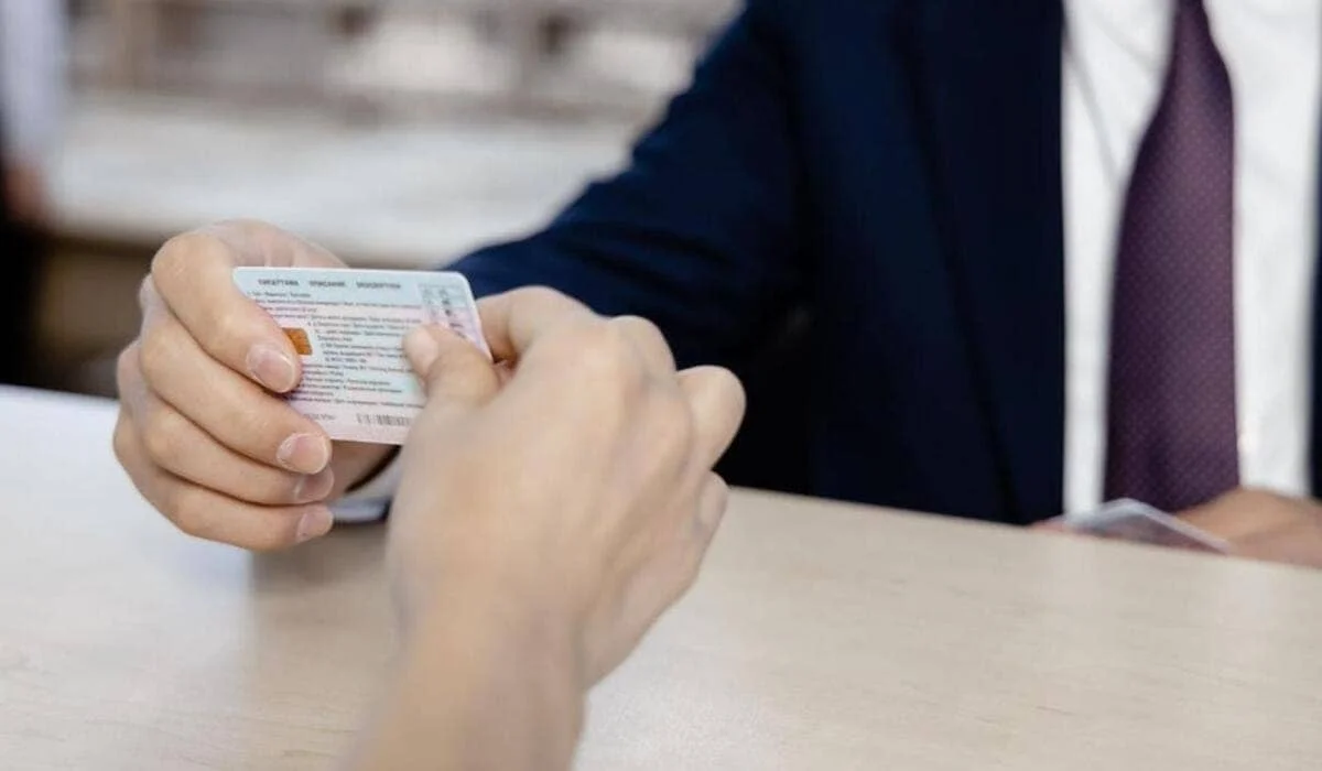 Обещал права и жилье, а забрал деньги: 32-летний мужчина обманул 12 человек в Актобе