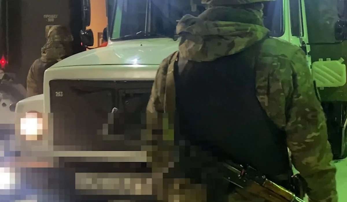 Прятал тело в гараже и сбежал в Россию: подозреваемого в убийстве доставили в Казахстан