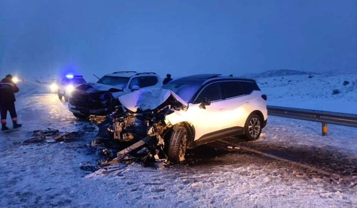 Два лобовых столкновения машин произошли за день в области Абай