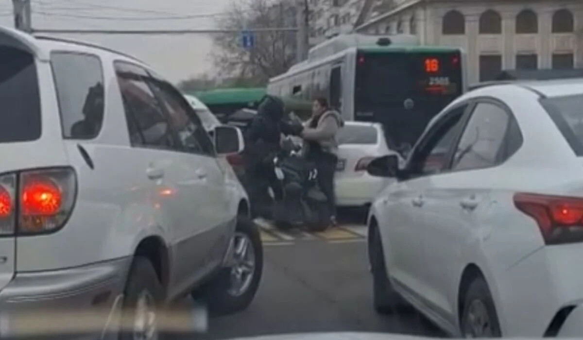 Девушка и курьер устроили разборки посреди дороги в Алматы (ВИДЕО)