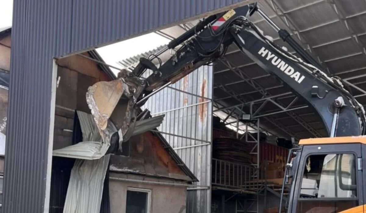 Двухэтажный самострой сносят в Алматы