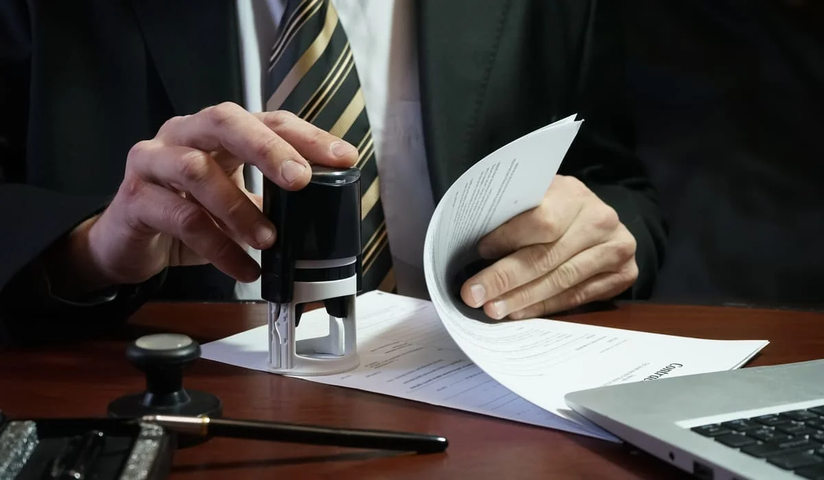 Сговор нотариусов и коллекторов привел к массовым незаконным взысканиям в Павлодарской области