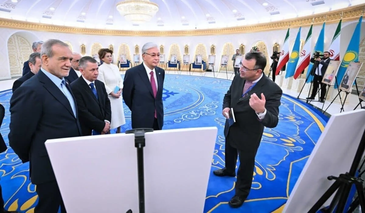 «Это очень ценный подарок»: Токаеву и Пезешкиану показали 27 древних рукописей об истории Казахстана (ФОТО)