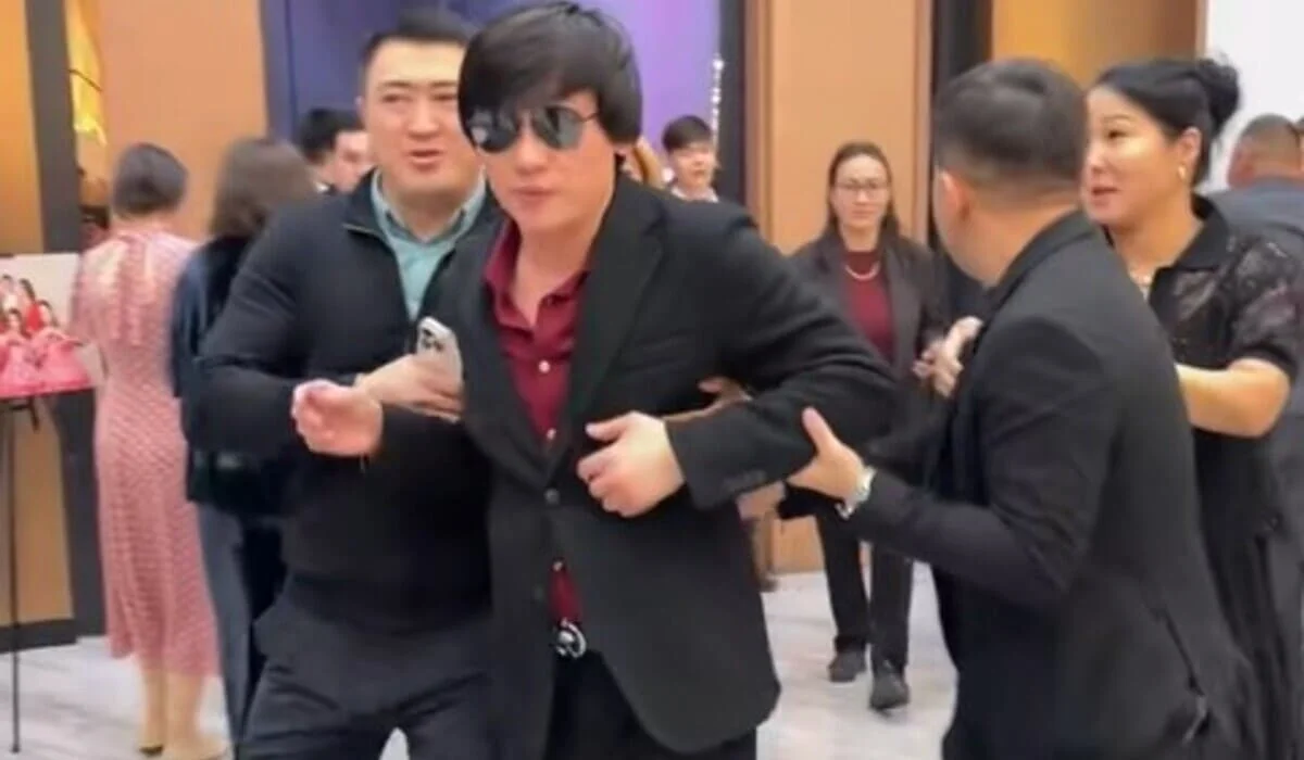 Поклонница схватила Кайрата Нуртаса за руку и потянула на себя ради фото (ВИДЕО)