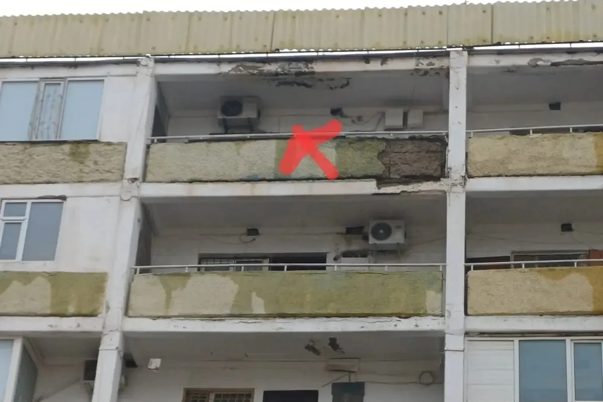 На опасность обрушения стен пожаловались жители многоэтажки в Актау