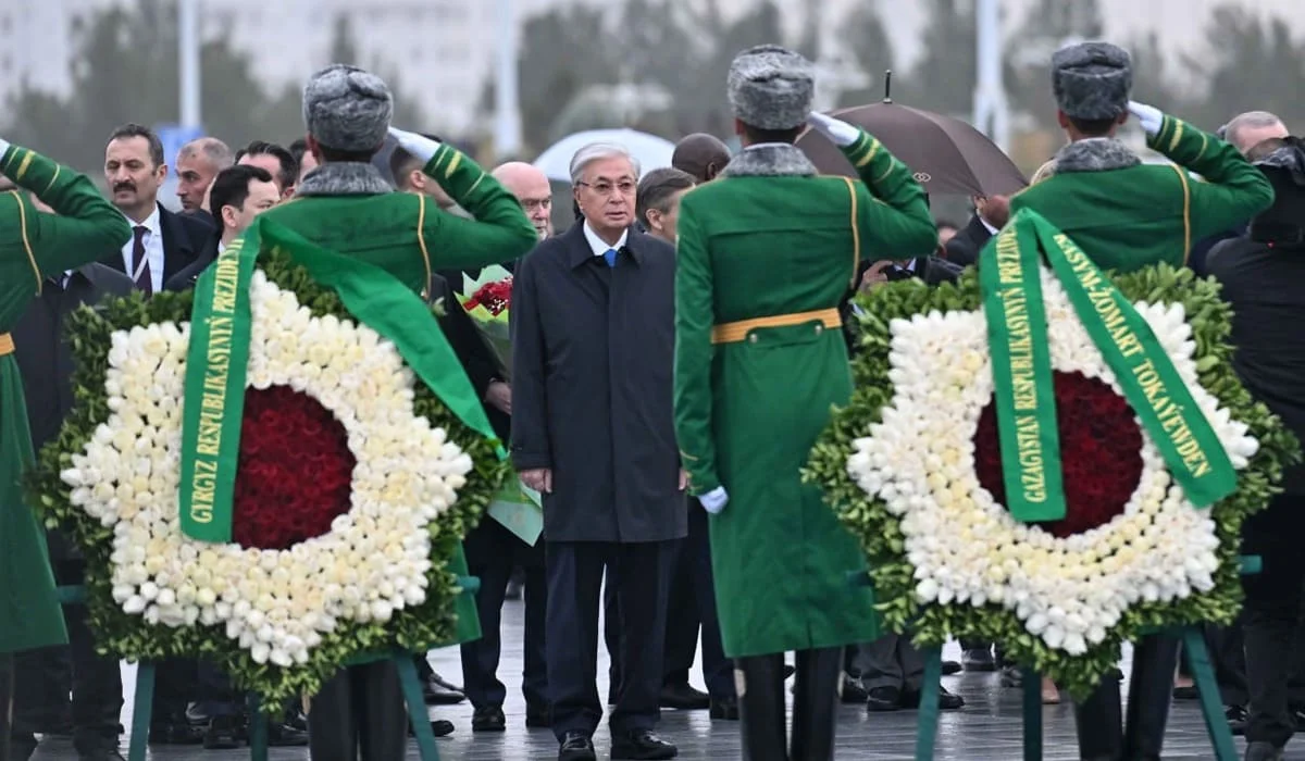 Токаев возложил венок к Монументу Нейтралитета в Ашхабаде (ФОТО, ВИДЕО)