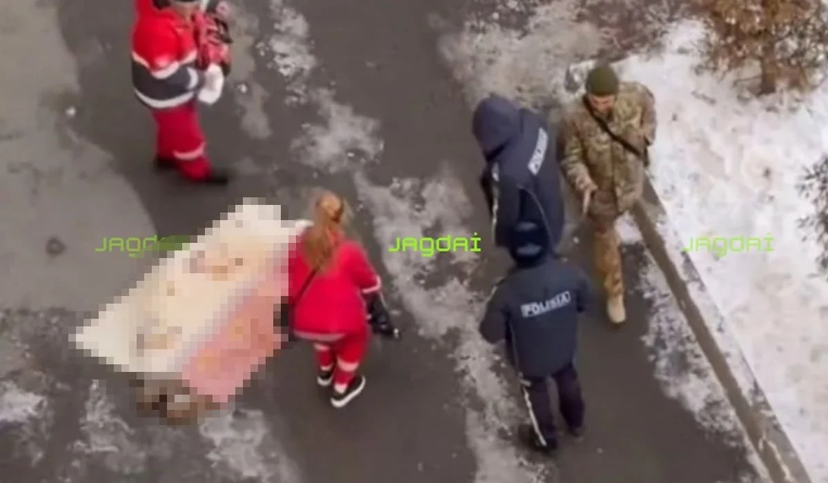 24-летняя девушка выпала с 12-го этажа и разбилась насмерть в Алматы