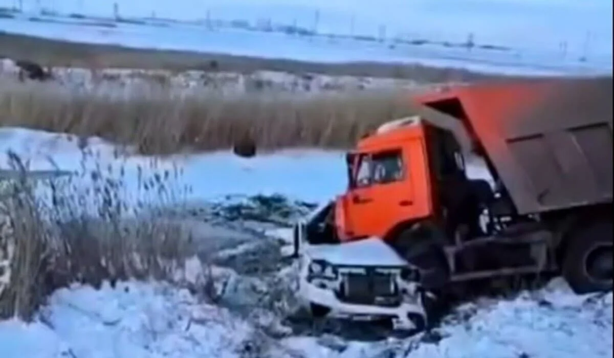 Страшное ДТП в Экибастузе: КамАЗ столкнулся с легковушкой, машины опрокинулись в кювет (ВИДЕО)