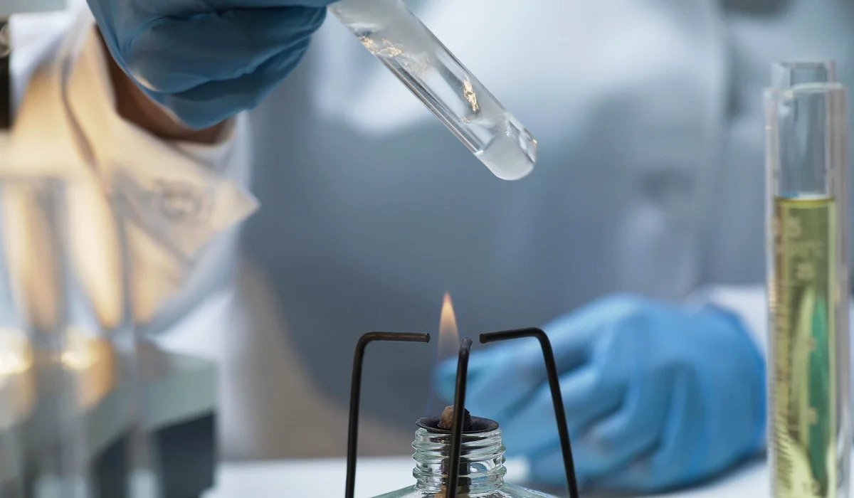 Неудачный эксперимент: учитель химии получила ожоги в школе СКО