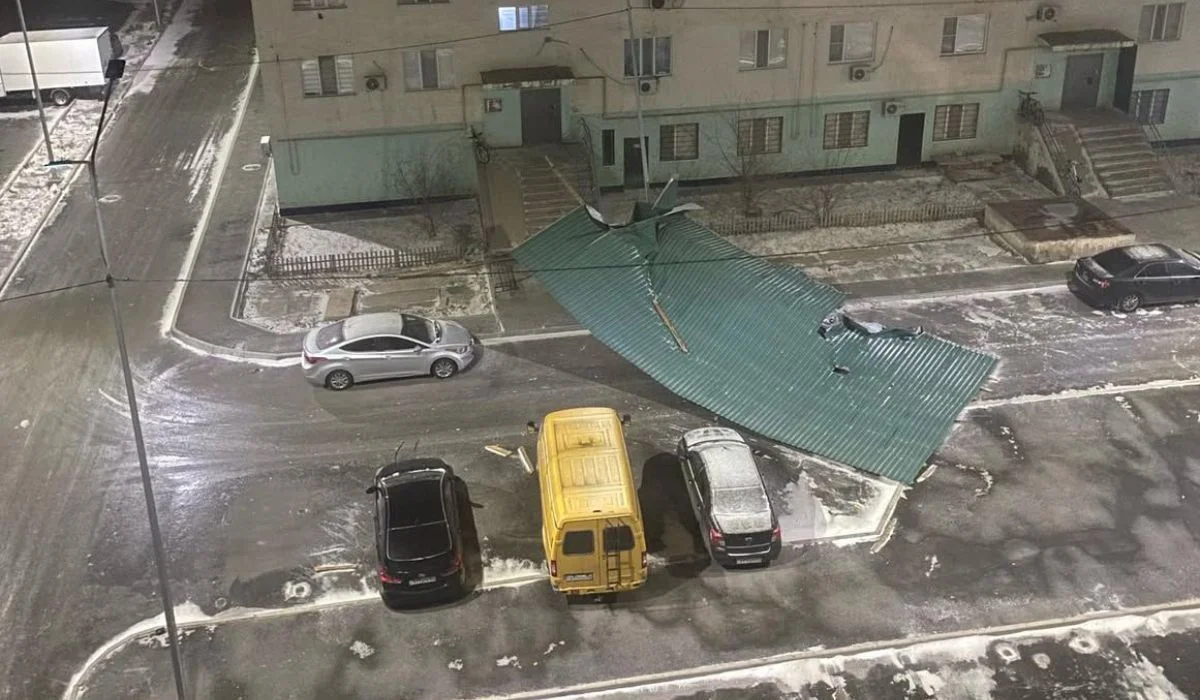 Штормовой ветер в Атырау повредил дома и оставил районы без света