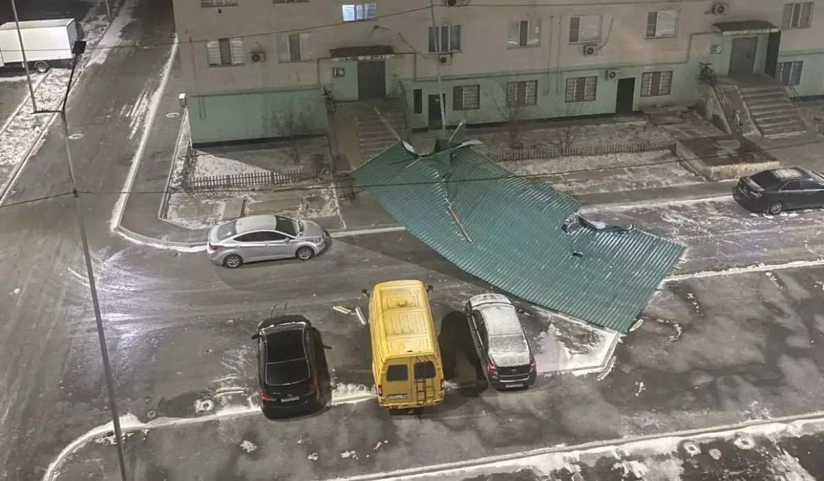 Повреждены школы и больницы: последствия шторма ликвидируют в Атырауской области (ВИДЕО)
