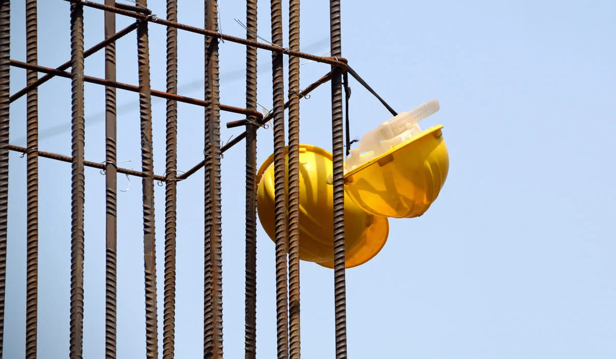 Оборвался трос: рабочий трагически погиб в Астане (ВИДЕО)