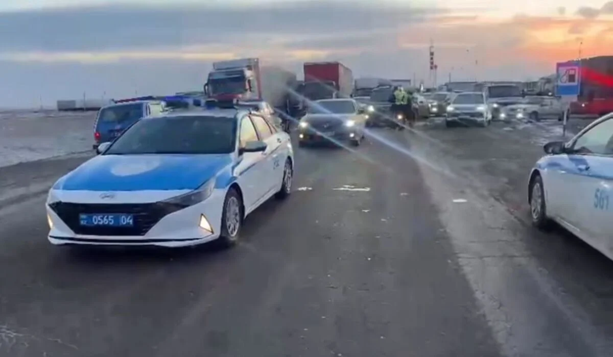 Больше 1,5 тысячи автомобилей застряли на трассах Актюбинской области (ВИДЕО)