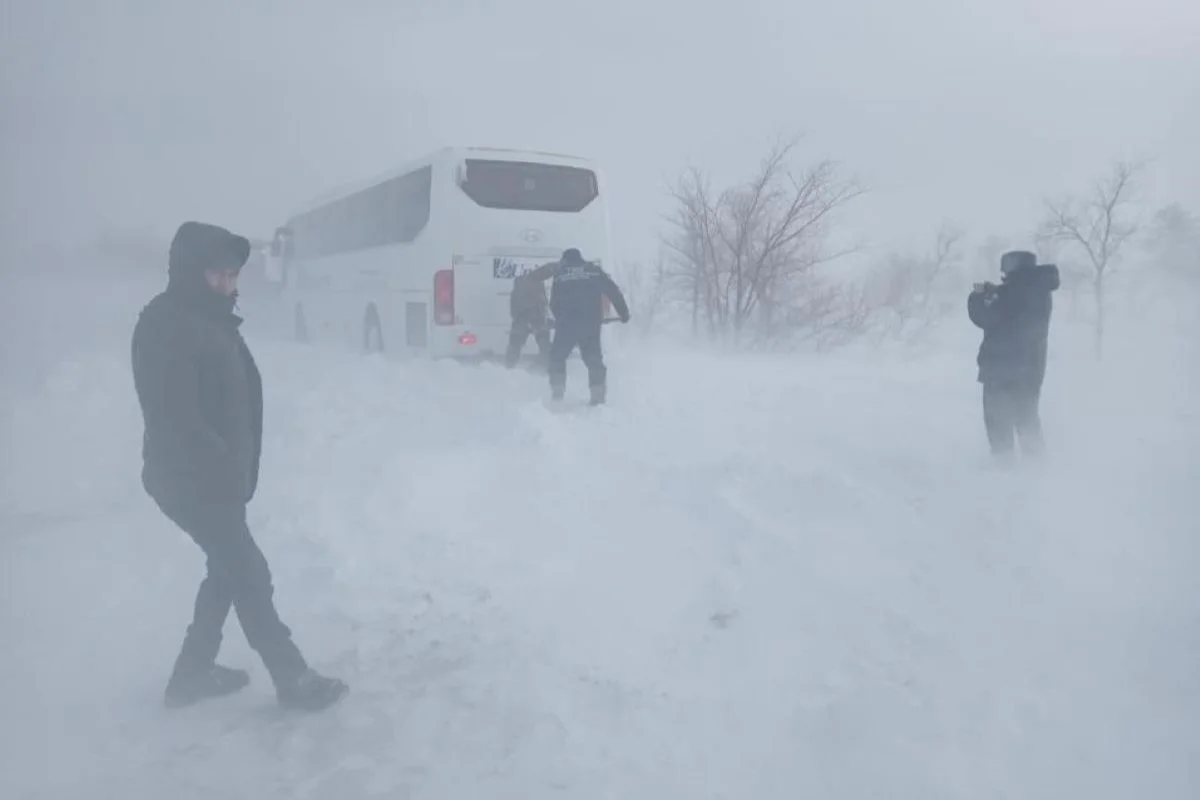 Застрявших на трассе во время бурана 68 иностранцев спасли в Актюбинской области