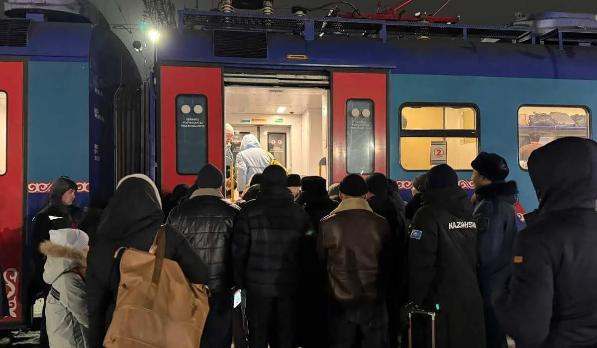 Пассажирам организуют места в казахстанских поездах из-за закрытых трасс
