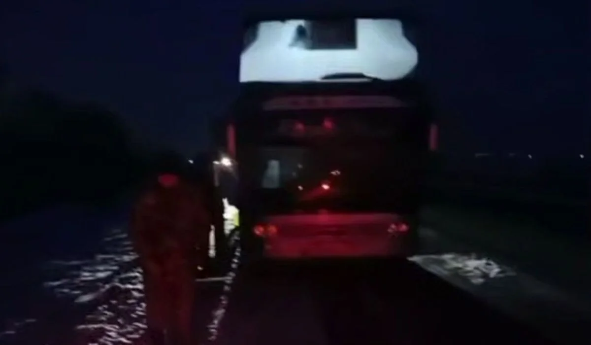 Пассажиров сломавшегося на трассе Астана – Кокшетау автобуса спасли в Акмолинской области (ВИДЕО)