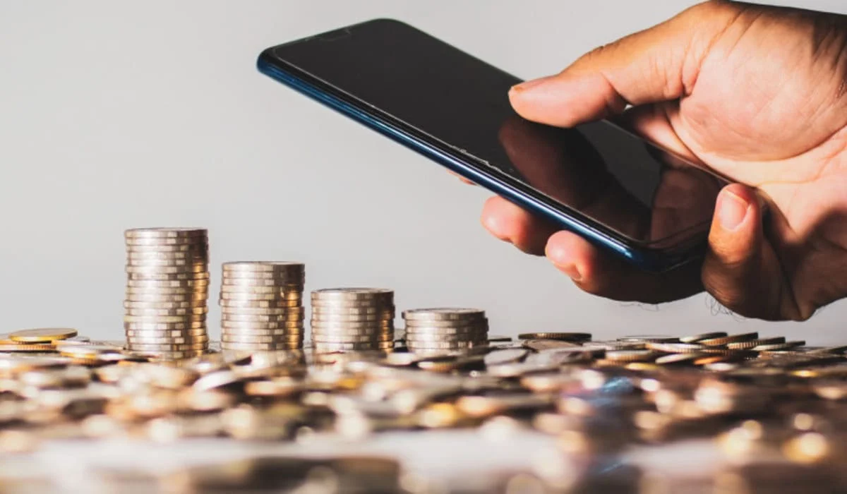 Собирает деньги с коллектива: будут ли в Казахстане наказывать за мелкие, но частые переводы