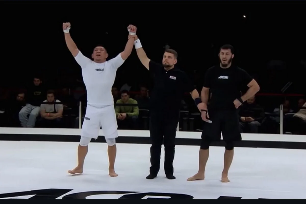 Куат Хамитов после победы на турнире в Москве снова спел в октагоне (ВИДЕО)