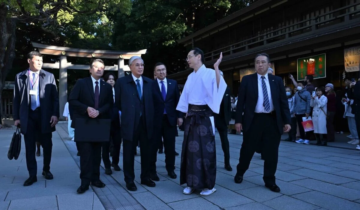Токаев посетил синтоистский храм Мэйджи Джингу в Токио (ВИДЕО)
