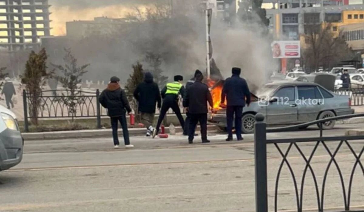 Полицейские спасли мужчину из горящего автомобиля в Актау