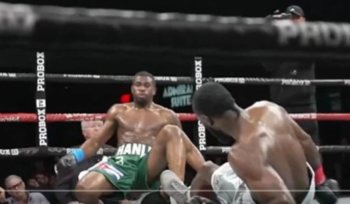 Боксеры одновременно оказались в нокдауне во время поединка (ВИДЕО)